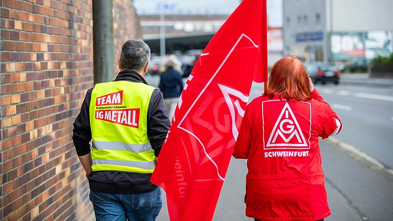 In allen großen Industriebetrieben in Schweinfurt werden aktuell Stellen abgebaut. Zusätzlich befinden sich die Arbeitgeber der bayerischen Metall- und Elektroindustrie und die Gewerkschaft IG Metall seit Wochen in Tarifverhandlungen.