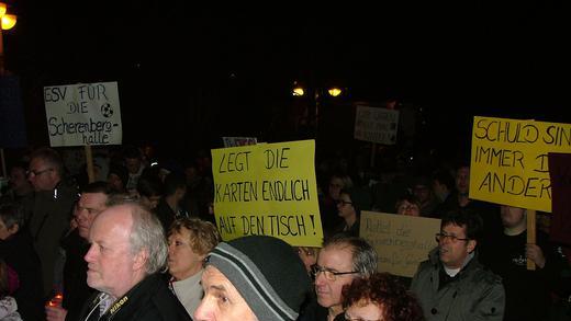 Demo Scherenberghalle       -  Etwa 300 Bürger demonstrierten am Montagabend gegen eine mögliche Schließung der Gemündener Scherenberghalle und wohnten zum Teil auch der anschließenden Stadtratssitzung dort bei.