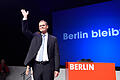 Wahl zum Berliner Abgeordnetenhaus       -  Der Regierende Bürgermeister von Berlin und Spitzenkandidat Michael Müller (SPD) winkt am 18.09.2016 nach ersten Ergebnissen zu der Abgeordnetenhauswahl in Berlin. Foto: Rainer Jensen/dpa +++(c) dpa - Bildfunk+++ | Verwendung weltweit