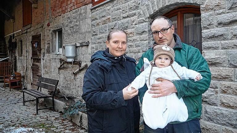 Yvonne und Stefan Nagler (mit Sohn Tobias) aus Erlach stellen schon seit Jahren Schnaps und Likör her und wollen ihre Produkte nun im eigenen Hofladen anbieten. Andere Bauern aus Erlach sollen weitere Lebensmittel beisteuern. Yvonne und Stefan Nagler (mit Sohn Tobias) aus Erlach stellen schon seit Jahren Schnaps und Likör her und wollen ihre Produkte nun im eigenen Hofladen anbieten. Andere Bauern aus Erlach sollen weitere Lebensmittel beisteuern.
