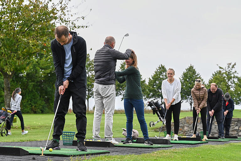 Die Golf-Anfängerinnen und Anfänger versuchen den ersten Abschlag.