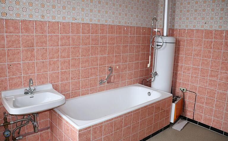 In den vier großzügig geschnittenen Wohnungen, alle mit Bad und WC, ist die Zeit stehen geblieben. In den vier großzügig geschnittenen Wohnungen, alle mit Bad und WC, ist die Zeit stehen geblieben.