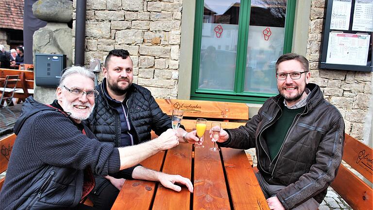 Anstoßen auf die erste Saison der 'Eisdealer' in Wiesentheid (von links): die Betreiber Ralf Toll und Mirco Dornberger mit Wiesentheids Bürgermeister Klaus Köhler.