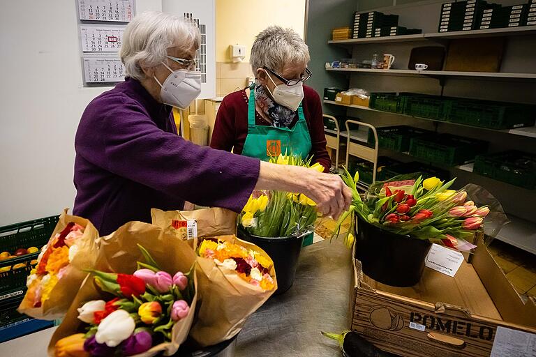 Die freiwilligen Mitarbeiter der Tafel freuen sich, dass sie heute auch Frühlingsblumen ausgeben können. Wo das Geld für Lebensmittel knapp ist, sind Schnittblumen purer Luxus. Die freiwilligen Mitarbeiter der Tafel freuen sich, dass sie heute auch Frühlingsblumen ausgeben können. Wo das Geld für Lebensmittel knapp ist, sind Schnittblumen purer Luxus.