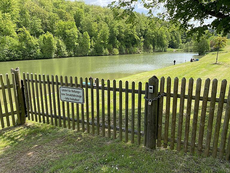 Haftung, Verkehrssicherungspflicht sowie die Bereiche Sicherheit und Ordnung standen bei der Besichtigung des Geländes am Badesee Burgwallbach zur Diskussion. So ging es unter anderem um die Beschilderung und den Zugang für Rettungskräfte.