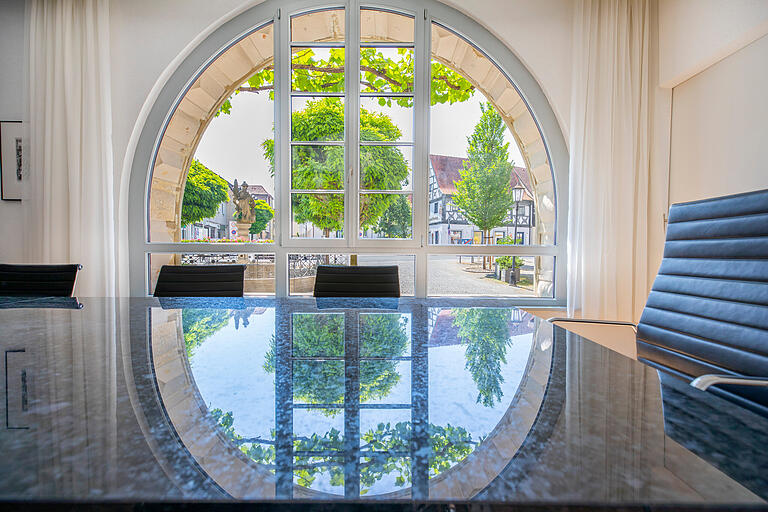 Eine wundervolle Aussicht bietet sich durch das große Fenster im Besprechungsraum des Notariats im Erdgeschoss. Dort befand sich einst das große Tor einer Durchfahrt. Eine wundervolle Aussicht bietet sich durch das große Fenster im Besprechungsraum des Notariats im Erdgeschoss. Dort befand sich einst das große Tor einer Durchfahrt.