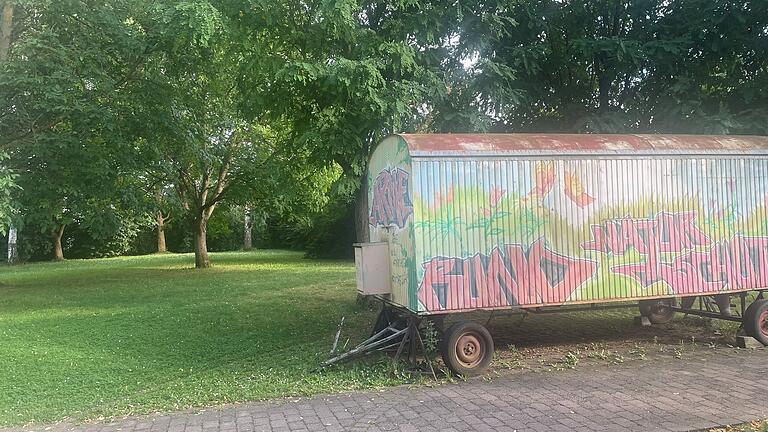 Der Bauwagen steht schon bereit. Hier soll in wenigen Tagen wieder der Ferienspielplatz auf dem Gelände der Mittelschule Zellingen öffnen. Der Gemeinderat entschied am Dienstag, den zugehörigen Vertrag mit der Diakonie nicht zu verlängern.