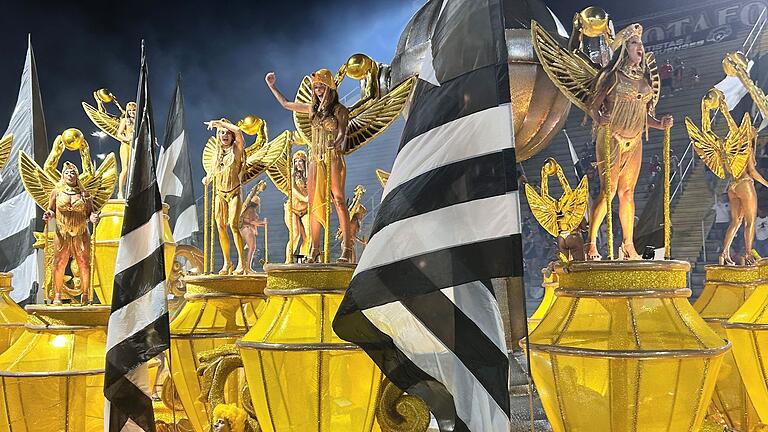 Karneval in Rio startet mit berühmten Umzügen im Sambodrom       -  Die Schule &bdquo;Botafogo Samba Clube&rdquo; machte den Anfang beim farbenfrohen Spektakel.