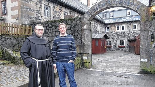 Der Alte und der Neue: Kai Petersen ist der Nachfolger von Bruder Johannes Matthias als Betriebsleiter im Kloster Kreuzberg. Der Franziskaner verlässt in zehn Tagen die Rhön und den Kreuzberg, um zunächst für ein halbes Jahr nach Italien zu gehen.