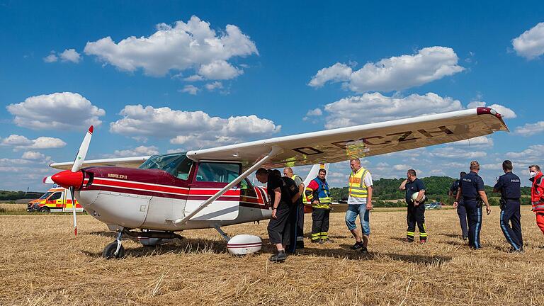 Bei Stadtlauringen musste am Dienstagnachmittag eine Cessna auf einem Acker notlanden.