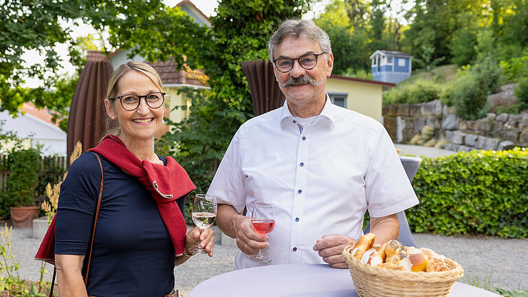 Frankenfestspiele, Das Spukschloss im Spessart, Premiere       -  Vor der Premiere gab es einen Empfang im Paracelsus-Gärtchen für Prominente aus Politik und Wirtschaft.

15.06.2023, Frankenfestspiele, Das Spukschloss im Spessart, Premiere, Röttingen, Burg Brattenstein,