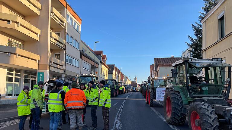 Mit rund 50 Traktoren haben Bauern in Oberndorf die Hauptstraße zwischen dem 'Schwarzen Adler' und dem Parkplatz am Weiher dicht gemacht.