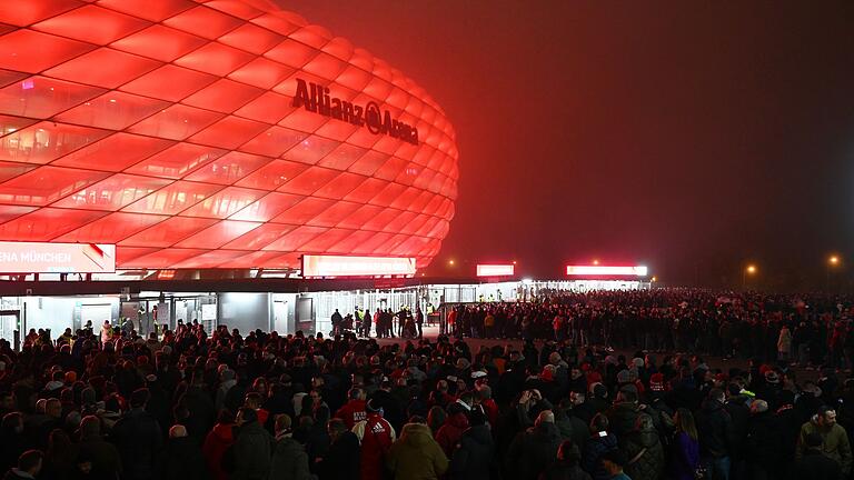 Bayern München - Benfica Lissabon       -  Die Fans strömen zur Allianz Arena, viele verspätet wegen Problemen bei der Anfahrt.