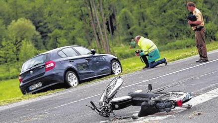 Mofafahrer erleidet bei Kollision mit Auto Schädel-Hirn-Trauma       -  Zu einem schweren Unfall kam es am Montagnachmittag gegen 16.15 Uhr auf der Staatsstraße 2274 zwischen Ebelsbach und Breitbrunn an der Abzweigung nach Schönbrunn. Ein 81-jähriger Mofafahrer, der von Schönbrunn kommend nach links in Richtung Ebelsbach abbiegen wollte, missachtete nach ersten Erkenntnissen der Polizei an der Kreuzung das Vorfahrtsrecht eines 64-Jährigen, der mit seinem BMW der Einser-Baureihe von Ebelsbach nach Breitbrunn unterwegs war. Der Autofahrer erfasste das Mofa trotz eines Ausweichmanövers. Der Mofafahrer erlitt bei der Kollision schwere Verletzungen und musste mit Verdacht auf ein Schädel-Hirn-Trauma per Hubschrauber ins Leopoldina-Krankenhaus nach Schweinfurt geflogen werden. Der Autofahrer kam mit dem Schrecken davon. Die Schadenshöhe liegt nach Meinung eines Sachverständigen vor Ort bei insgesamt 5500 Euro.