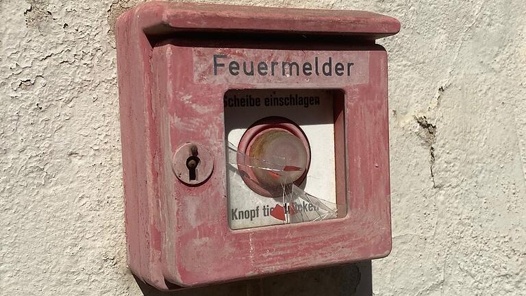 Ein kümmerliches Dasein fristen die alten Brandmelder heutzutage oft. Wind und Wetter haben ihre Zeichen hinterlassen. Hier der Feuermelder von Neuses am Berg. Die Scheibe wurde beim letzten Brand eingeschlagen.