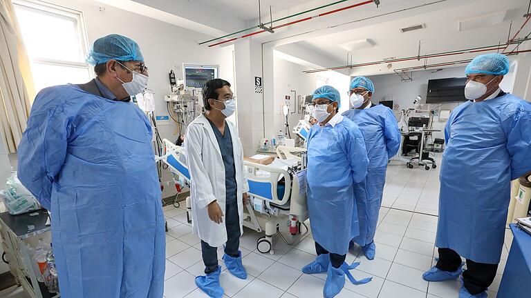 Häufung von Nervenkrankheit in Peru.jpeg - Perus Gesundheitsminister César Vásquez (M) besucht das Nationale Institut für Neurologische Wissenschaften, in dem Patienten mit Guillain-Barré-Syndrom behandelt werden. Häufung von Nervenkrankheit in Peru.jpeg - Perus Gesundheitsminister César Vásquez (M) besucht das Nationale Institut für Neurologische Wissenschaften, in dem Patienten mit Guillain-Barré-Syndrom behandelt werden.