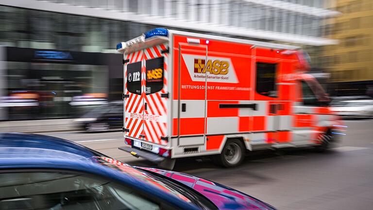 Ein Rettungswagen ist mit Blaulicht im Einsatz.jpeg       -  Ein Kalzium-Überdosis kann im schlimmsten Fall zum Tod führen.