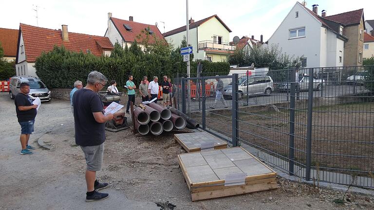 Dieser Bereich an der Kreuzung St. Nikolausgasse/Pfarrgasse war im August 2022 noch eine Baustelle, ehe er jetzt mit der Versetzung der Marienstatue zu einem schmucken Platz wurde. Der Sander Bürger Karl Löser wünscht sich die Widmung als 'Pfarrer-Strohmenger-Platz' (Archivfoto).