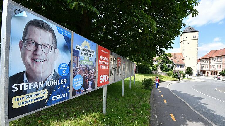 Ochsenfurt am Tag nach der Wahl. Noch sind die Plakate der Parteien nicht aus dem Stadtbild verschwunden.&nbsp;