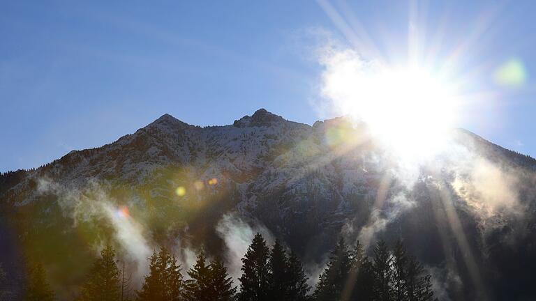 Morgennebel am Karwendelgebirge       -  Bergretter aus Deutschland und Österreich suchen im Lawinenkegel nach dem Verunglückten. (Archivbild)