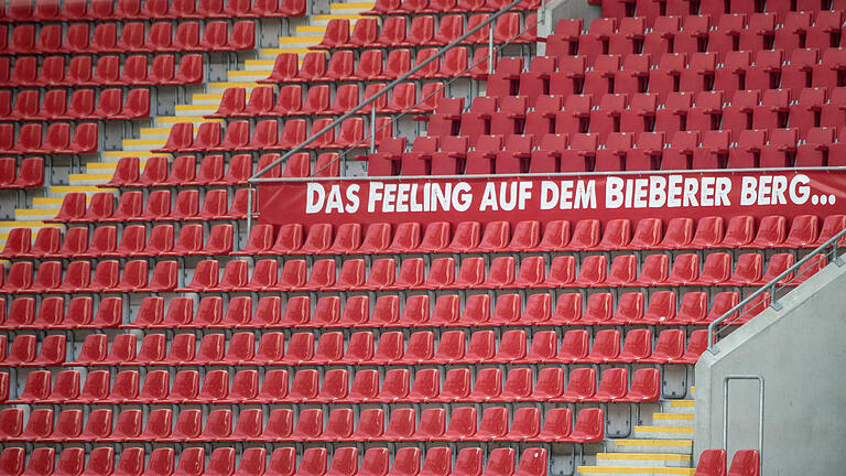 Kickers Offenbach       -  Leere Sitzreihen und der Schriftzug 'Das Feeling auf dem Bieberer Berg...' aufgenommen am 27.05.2016 im Sparda-Bank-Hessen-Stadion in Offenbach (Hessen).