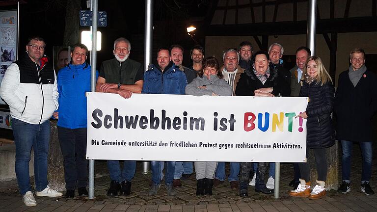 Gemeinsam positionierte sich der Gemeinderat gegen rechts, und bekannte sich zu einem bunten Schwebheim. Auf unserem Bild (von links): Mario Söllner, Volker Karb, Lothar Schwarz, Frank Böhm, Peter Guse, Christian Hennings, Vera Pauli, Herbert Holzmann, Christian Stahn, Britta Ritter, Thorsten Grimm, Toni Götschl, Katja Möhring und Benedikt Müller.