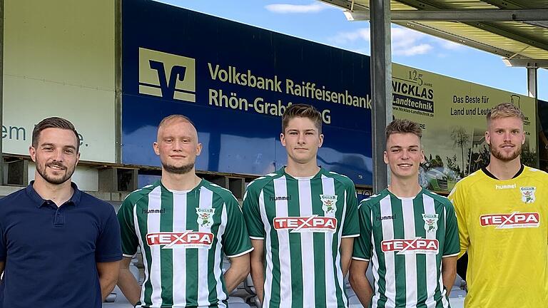 Grabfeld-Gallier-Gruppenbild mit Neuzugängen (von links): Manuel Leicht (Teammanager Männer), Maximilian Weiß, Diego Schwab, Julius Landeck, Justin Reichert, Tim Strohmenger, Andreas Brendler (Cheftrainer) und André Betz (Teammanager Bayernliga).