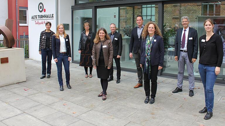 Referenten und Organisatorinnen des 'Runden Tischs Flächensparen' vor der Alten Turnhalle in Lohr (von links): Tatjana Reeg, Anne Weiß, Marina Klein, Landrätin Sabine Sitter, Marco Amrhein, Bürgermeister Mario Paul, Tanja Reder, Oliver Weidlich und Saskia Nicolai.