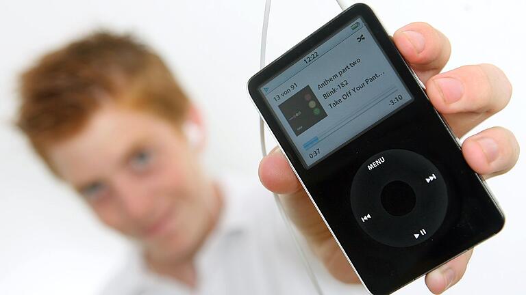 Apples iPod-Player sind nach mehr als 20 Jahren Geschichte. Das letzte verbliebene Modell - der iPod touch - werde nur noch so lange erhältlich sein, wie der Vorrat reicht, teilte der Konzern jetzt mit.