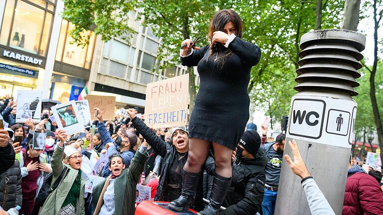 Überall auf der Welt setzen iranische Frauen ein Zeichen, wie hier in Hamburg und schneiden sich beispielsweise ihre Haare ab. Die feministische Freiheitsbewegung ergreift aktuell die gesamte Welt.