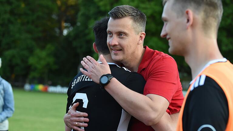 Da hatten sie den Aufstieg in der Tasche: Vladimir Slintchenko hievte im vergangenen Sommer die SG Dittelbrunn in die Kreisliga - und bleibt zusammen mit Co-Trainer Lucas Berger auch in der kommenden Saison als Spielertrainer an Bord.