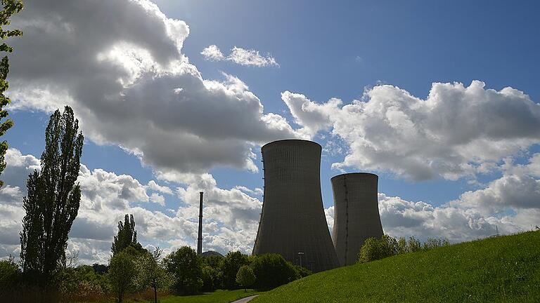 Außen sieht man noch nichts, aber der Rückbau des Atomkraftwerks Grafenrheinfeld hat schon begonnen. Die Kritiker Edo und Babs Günther wehren sich dagegen, dass das Abbruchmaterial wie normaler Bauschutt behandelt wird.