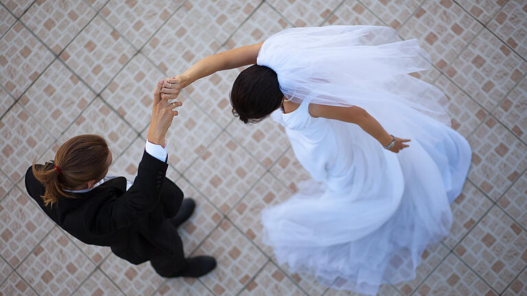 wedding couple dancing       -  Hat man sich gut vorbereitet, kann der Hochzeitstanz zu einem romantischen Highlight des großen Tages werden.