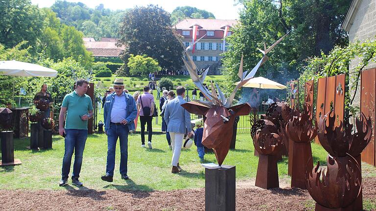 Es gibt einiges zu entdecken bei den 19. Casteller Landhaustagen. Die exklusive Schau im Schlosspark lockte zur Eröffnung bereits viele Besucher an.