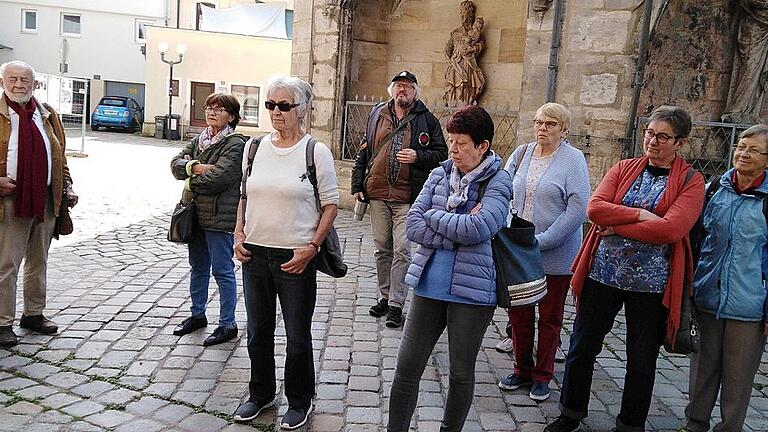 Senioren aus dem Haßbergkreis besuchten Forchheim       -  Zum ersten Mal unternahmen die Senioren aus Unter- und Oberhohenried, Sylbach und Holzhausen laut einer Pressemitteilung einen gemeinsamen Ausflug. Das Ziel war das vor 1200 Jahren erstmals durch eine Urkunde erwähnte Forchheim. Kaiser Karl der Große hatte diese im Jahre 805 n. Chr. in Lothringen ausgestellt. Er verbot den Bewohnern der damaligen Grenzstadt, Waffenhandel mit den Slawen zu treiben. In der Folgezeit entstand eine Kaiserpfalz, es wurden Reichstage abgehalten und Könige weilten in Forchheim. Dies erfuhren die Teilnehmer von den Stadtführern. Nach der Führung genoss die Gruppe das schöne Wetter in der Fußgängerzone. (em)