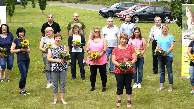 Die FinnComfort Waldi Schuhfabrik ehrte langjährige Mitarbeiter. Das Bild zeigt, von links: Sigrid Biese, 30 Jahre, Monika Kaiser, 25 Jahre, Elena Fritscher, 25 Jahre, Heidi Klemm, 25 Jahre, Ana Soeldner, 25 Jahre, Valentina Greve, 25 Jahre, Hasan Kural, 25 Jahre, Olga Erochin, 25 Jahre,Doris Laubender, 25 Jahre, Betriebsratsvorsitzender Jürgen Janzen, Sigrid Weissenborn-Smithal, 35 Jahre, Herbert Bohr, 25 Jahre, Alma Bischoff, 25 Jahre, Betriebsrat Murat Candan, Thi-Hue Vu, 25 Jahre, Georg Schwab, 25 Jahre, Diana Appel, 25 Jahre, Meisterin Betina Hintner, 25 Jahre, Betriebsleiter Achim Steinbrecher. Nicht auf dem Bild sind: Katja Gashi, 25 Jahre, Olga Gurski, 25 Jahre, Sophie Herzen, 25 Jahre, Lydia Nold, 25 Jahre, Ulrike Pfaff, 30 Jahre, Manuela Pfeufer, 25 Jahre, Angelika Ullrich, 30 Jahre, Heike Wacker, 25 Jahre.