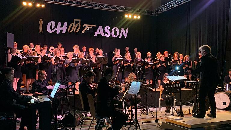 Uwe Ungerer und der Konzertchor Chorason brachten nach zweijähriger Pause ein fulminantes Konzert auf die Bühne der Turnhalle Mainstockheim. Uwe Ungerer und der Konzertchor Chorason brachten nach zweijähriger Pause ein fulminantes Konzert auf die Bühne der Turnhalle Mainstockheim.