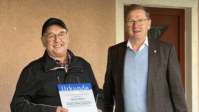 Bürgermeister Wolfgang Seifert verabschiedet Werner Pfister mit einer Dankurkunde und  Präsent in den wohlverdienten Ruhestand.