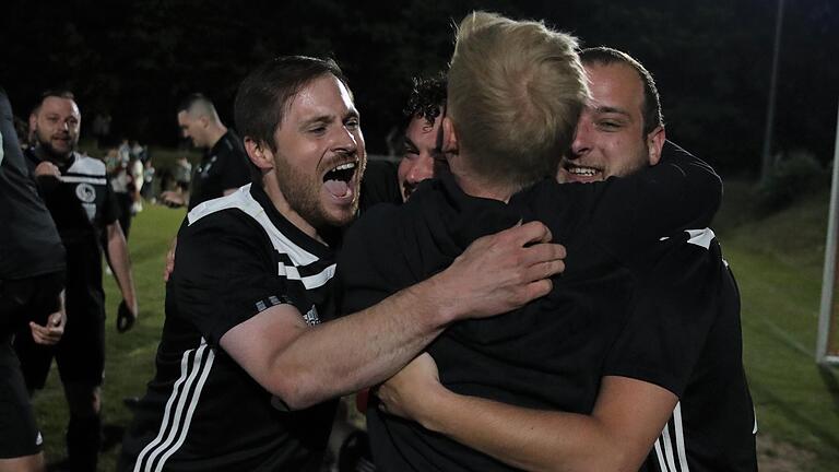 Grenzenloser Jubel in der Dunkelheit: Der TSV Nordheim/Sommerach feiert den Aufstieg in die Schweinfurter Kreisliga.