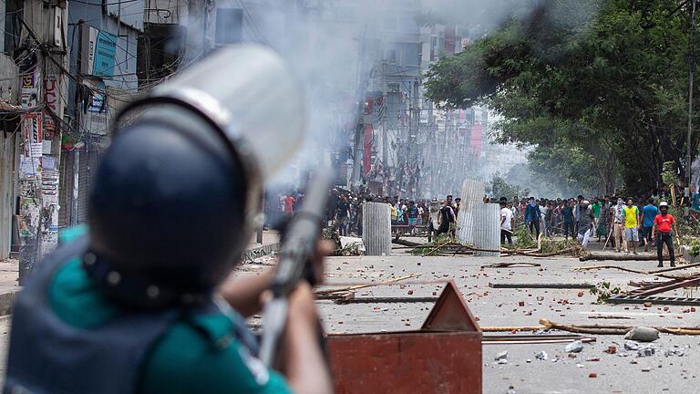 Studentenproteste in Bangladesch       -  Die Polizei feuert Tränengasgranaten ab, um protestierende Studenten zu vertreiben.