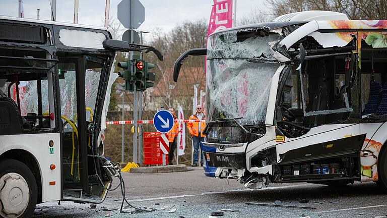 Zwei Linienbusse zusammengestoßen       -  In Saarbrücken prallten zwei Linienbusse zusammen.