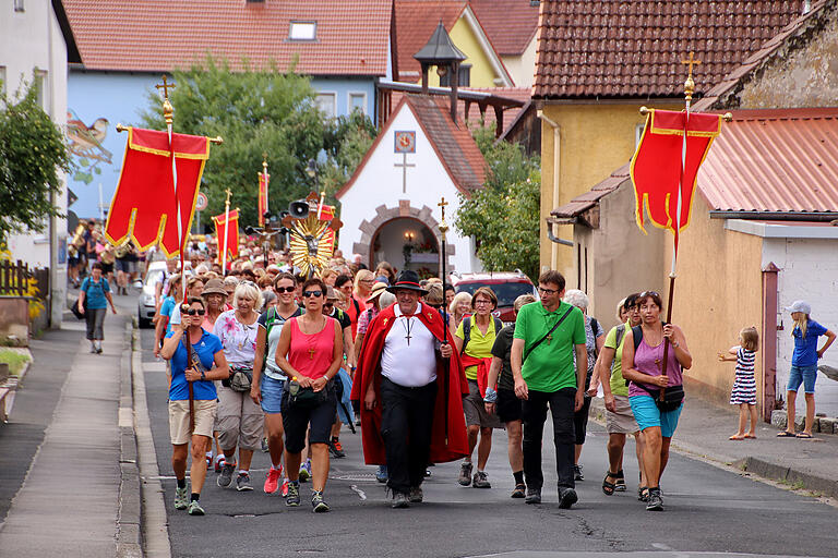 Im Vorjahr bereits begleiteten an der Seite von Pilgerführer Klaus Rind dessen Nachfolge-Duo Claudia Lurz (links) und Thomas Schenkel (rechts) bei der Wallfahrt zur Einweisung. Im Vorjahr bereits begleiteten an der Seite von Pilgerführer Klaus Rind dessen Nachfolge-Duo Claudia Lurz (links) und Thomas Schenkel (rechts) bei der Wallfahrt zur Einweisung. 