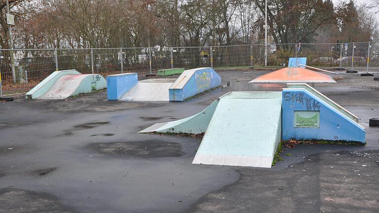 Der Skaterplatz in Marktheidenfeld ist in einem maroden Zustand und soll neu gestaltet werden. Immer wieder ist das Projekt Thema im Bauausschuss oder Stadtrat. Der Skaterplatz in Marktheidenfeld ist in einem maroden Zustand und soll neu gestaltet werden. Immer wieder ist das Projekt Thema im Bauausschuss oder Stadtrat.