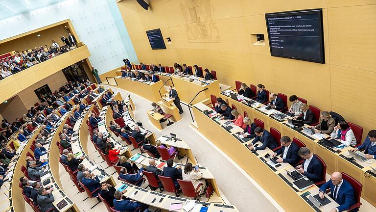 Bayerischer Landtag       -  Alle gegen die AfD: Künftig gibt es keine langen Debatten zu Kandidaturen mehr. (Archivbild)