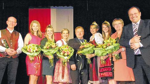 Inmitten von Königinnen und Prinzessinnen: Wolfgang Trumpp (Mitte) flankiert von der ehemaligen Röttinger Weinprinzessin Susanne Lochner (Vierte von links) und ihrer Nachfolgerin Stefanie Hubert (Viertge von rechts). Mit im Bild die württembergische Weinkönigin Theresa Olkus (Zweite von links), die fränkische Weinkönigin Marion Wunderlich (Dritte von links) und die Taubertäler Weinkönigin Kristin Berberich (Dritte von rechts). Ganz links Moderator Michael Gura, rechts Bürgermeister Martin Umscheid, Zweite von rechts die stellvertretende Landrätin Elisabeth Schäfer. Inmitten von Königinnen und Prinzessinnen: Wolfgang Trumpp (Mitte) flankiert von der ehemaligen Röttinger Weinprinzessin Susanne Lochner (Vierte von links) und ihrer Nachfolgerin Stefanie Hubert (Viertge von rechts). Mit im Bild die württembergische Weinkönigin Theresa Olkus (Zweite von links), die fränkische Weinkönigin Marion Wunderlich (Dritte von links) und die Taubertäler Weinkönigin Kristin Berberich (Dritte von rechts). Ganz links Moderator Michael Gura, rechts Bürgermeister Martin Umscheid, Zweite von rechts die stellvertretende Landrätin Elisabeth Schäfer.
