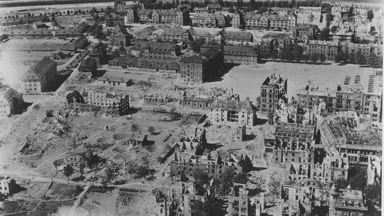 Zellerau nach der Bombardierung. Zellerau nach der Bombardierung.