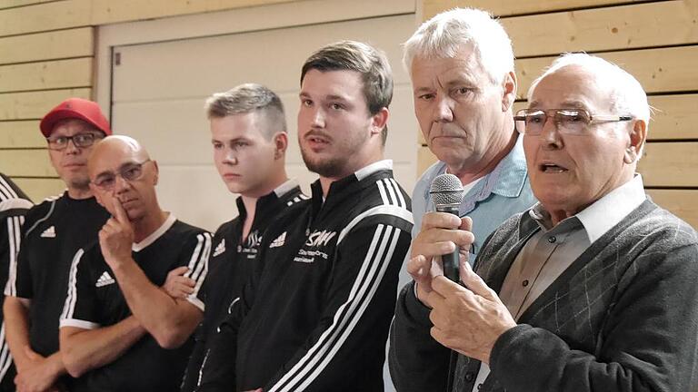 Bruder Reiner Mai und RSV-Vorsitzender Joachim Wendel (links) gedachten des Namensgebers der Paul Karl Mai-Halle. Bruder Reiner Mai und RSV-Vorsitzender Joachim Wendel (links) gedachten des Namensgebers der Paul Karl Mai-Halle.