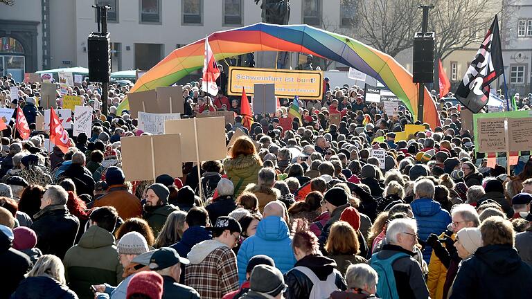 Mehrere tausend Bürgerinnen und Bürger beteiligten sich an einem Protestmarsch gegen&nbsp;Rechtsextremismus und die Politik der AfD in Schweinfurt. Aufgerufen hatte&nbsp;dazu das Bündnis 'Schweinfurt ist bunt'.