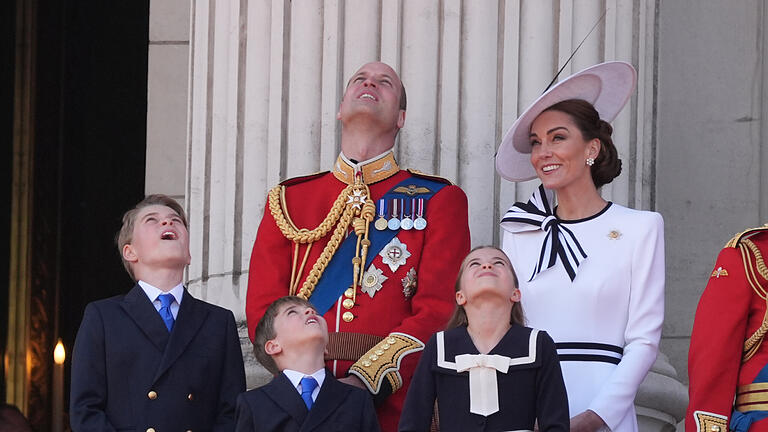 468018301.jpeg       -  Prinz William und Prinzessin Kate stehen mit ihren Kindern auf dem Balkon des Buckingham Palastes in London, um die 'Trooping the Colour'-Zeremonie zu sehen.