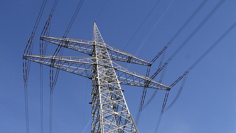Am Mast 123 soll eine weitere Traverse montiert werden, die dann den Mindestabstand zu den Bäumen nicht mehr einhält. Am Mast 123 soll eine weitere Traverse montiert werden, die dann den Mindestabstand zu den Bäumen nicht mehr einhält.